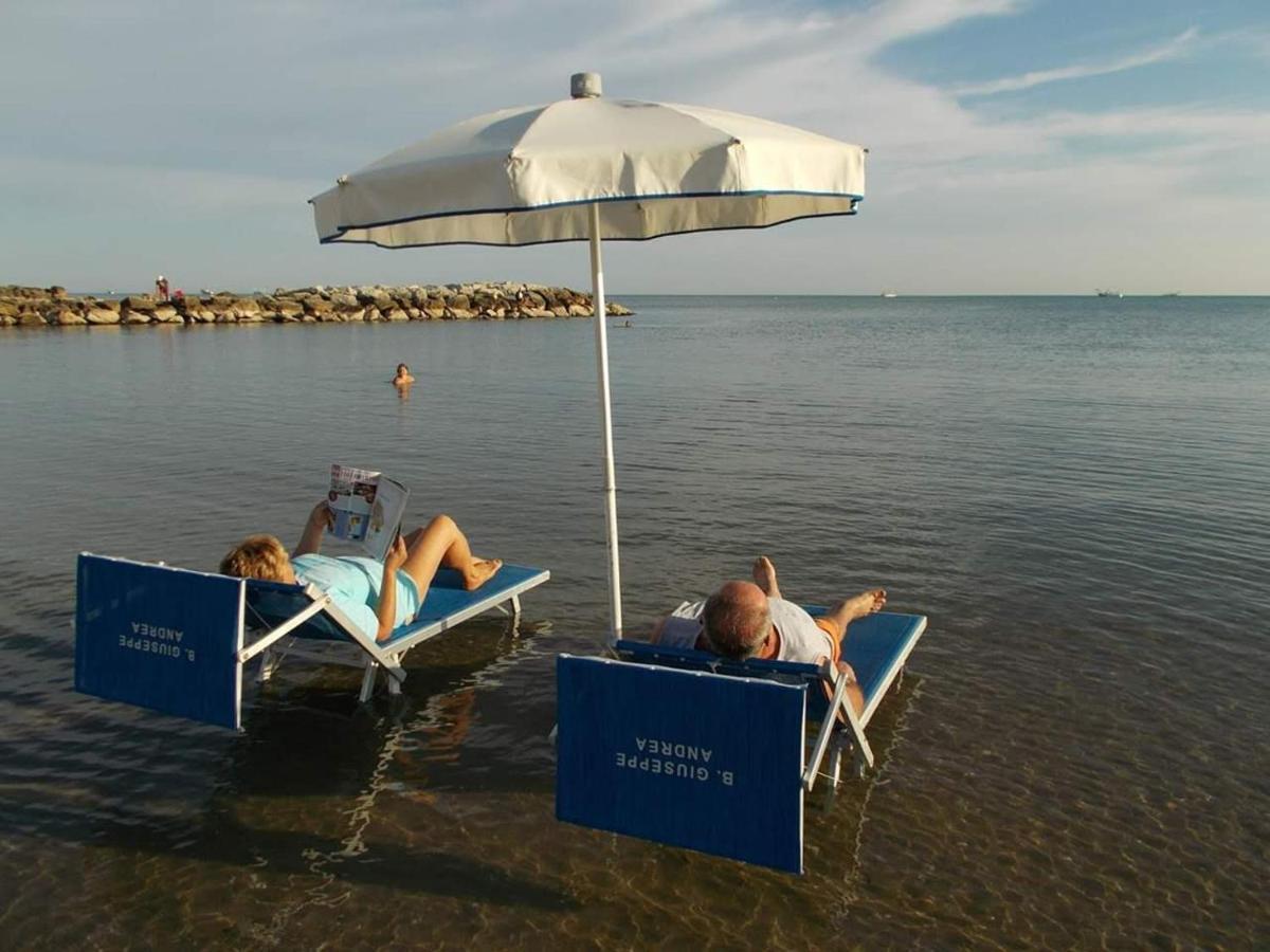 Hotel Villa Rosa Misano Adriatico Esterno foto