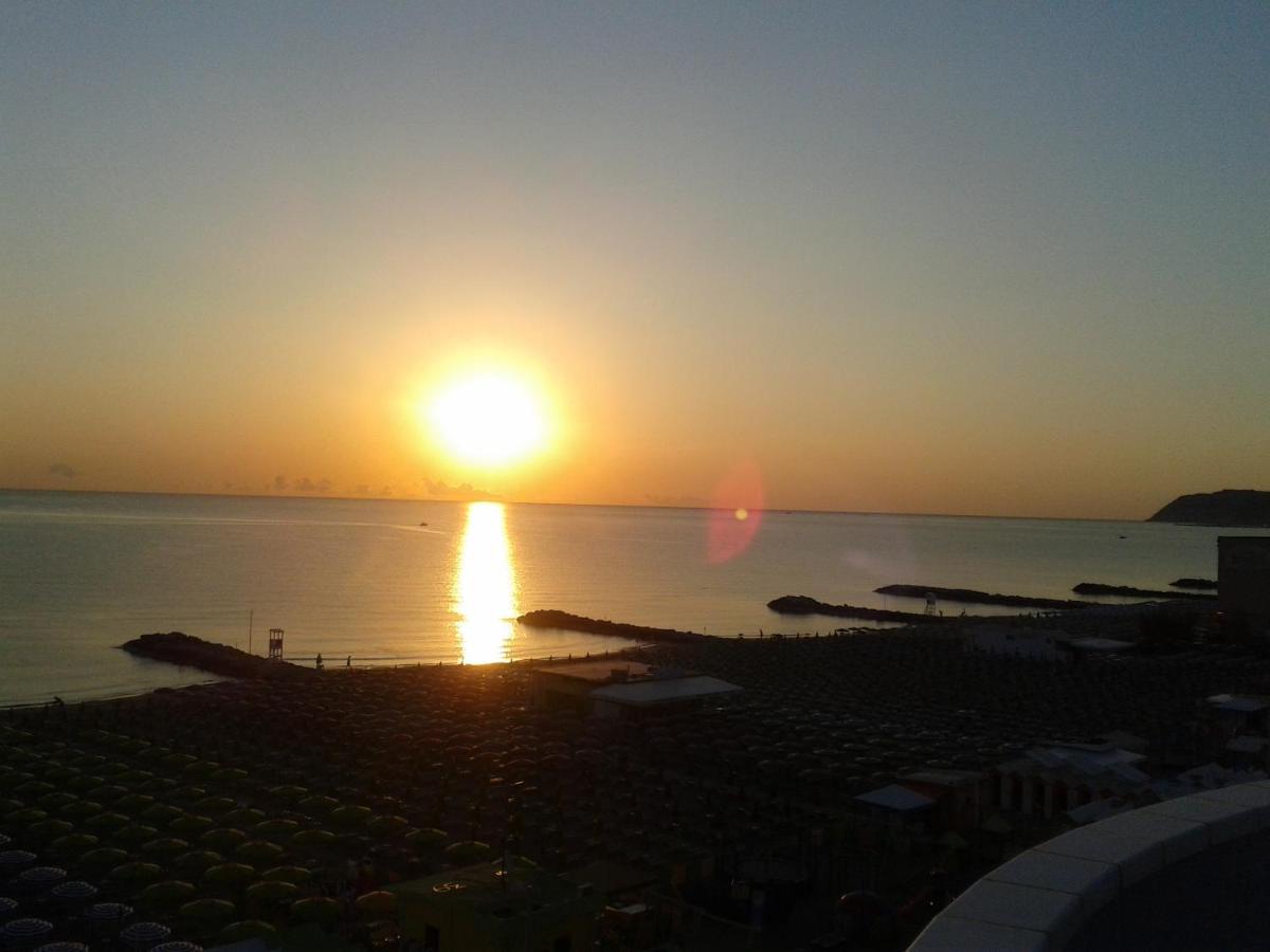 Hotel Villa Rosa Misano Adriatico Esterno foto